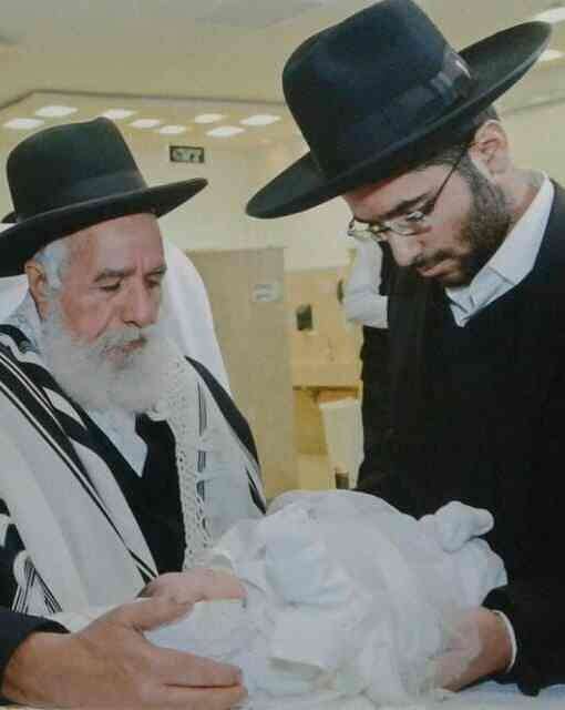 המוהל יהודה מחפוד עם סבו שלמה מחפוד // צילום: א.פרטוש 